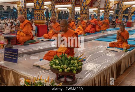 Einheimische und buddhistische Mönche feiern das Magha Puja Vollmondfest im Wat Suan Dok Lanna Tempel in Chiang Stockfoto