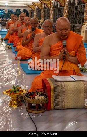Einheimische und buddhistische Mönche feiern das Magha Puja Vollmondfest im Wat Suan Dok Lanna Tempel in Chiang Stockfoto