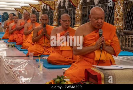 Einheimische und buddhistische Mönche feiern das Magha Puja Vollmondfest im Wat Suan Dok Lanna Tempel in Chiang Stockfoto