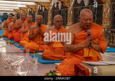 Einheimische und buddhistische Mönche feiern das Magha Puja Vollmondfest im Wat Suan Dok Lanna Tempel in Chiang Stockfoto