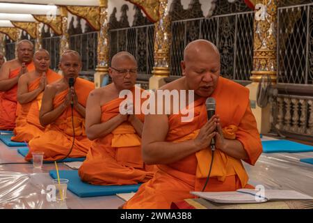 Einheimische und buddhistische Mönche feiern das Magha Puja Vollmondfest im Wat Suan Dok Lanna Tempel in Chiang Stockfoto