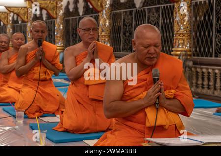 Einheimische und buddhistische Mönche feiern das Magha Puja Vollmondfest im Wat Suan Dok Lanna Tempel in Chiang Stockfoto