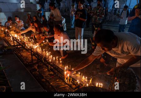 Einheimische und buddhistische Mönche feiern das Magha Puja Vollmondfest im Wat Suan Dok Lanna Tempel in Chiang Stockfoto