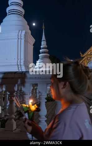 Einheimische und buddhistische Mönche feiern das Magha Puja Vollmondfest im Wat Suan Dok Lanna Tempel in Chiang Stockfoto