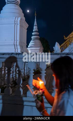 Einheimische und buddhistische Mönche feiern das Magha Puja Vollmondfest im Wat Suan Dok Lanna Tempel in Chiang Stockfoto