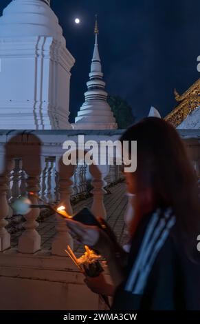 Einheimische und buddhistische Mönche feiern das Magha Puja Vollmondfest im Wat Suan Dok Lanna Tempel in Chiang Stockfoto