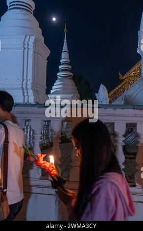 Einheimische und buddhistische Mönche feiern das Magha Puja Vollmondfest im Wat Suan Dok Lanna Tempel in Chiang Stockfoto