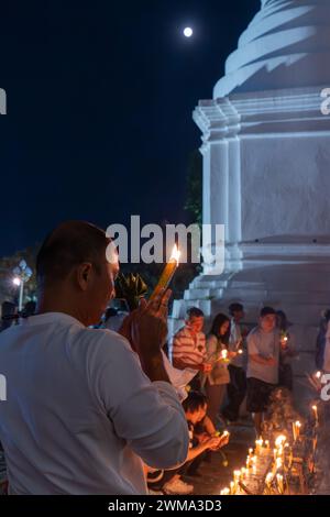 Einheimische und buddhistische Mönche feiern das Magha Puja Vollmondfest im Wat Suan Dok Lanna Tempel in Chiang Stockfoto