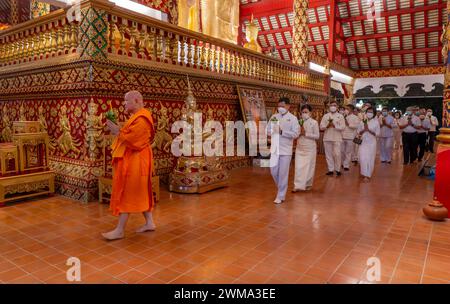 Einheimische und buddhistische Mönche feiern das Magha Puja Vollmondfest im Wat Suan Dok Lanna Tempel in Chiang Stockfoto