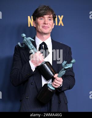 Los Angeles, USA. Februar 2024. Los Angeles, Usa. Februar 2024. Cillian Murphy tritt hinter den Kulissen auf, nachdem er den Preis für herausragende Leistung von A Male Actor in einer Hauptrolle und den Outstanding Performance by A Cast in a Motion Picture Award für „Oppenheimer“ bei den 30. Jährlichen sag Awards im Shrine Auditorium und der Expo Hall in Los Angeles gewonnen hat. Kalifornien am Samstag, den 24. Februar 2023. Foto: Chris Chew/UPI Credit: UPI/Alamy Live News Credit: UPI/Alamy Live News Stockfoto