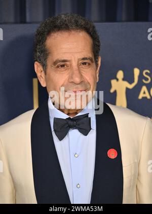 Los Angeles, USA. Februar 2024. Los Angeles, Usa. Februar 2024. Tony Shalhoub nimmt an den 30. Jährlichen sag Awards im Shrine Auditorium and Expo Hall in Los Angeles, Kalifornien, am Samstag, den 24. Februar 2023 Teil. Foto: Chris Chew/UPI Credit: UPI/Alamy Live News Credit: UPI/Alamy Live News Stockfoto