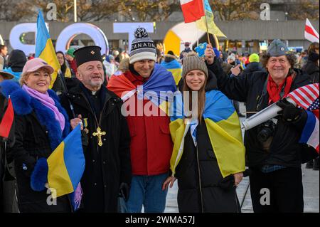 Toronto, Ontario, Kanada – 24. Februar 2024: Demonstranten mit Bannern und ukrainischen Fahnen auf dem Nathan Phillips Square während der Demonstration Stockfoto