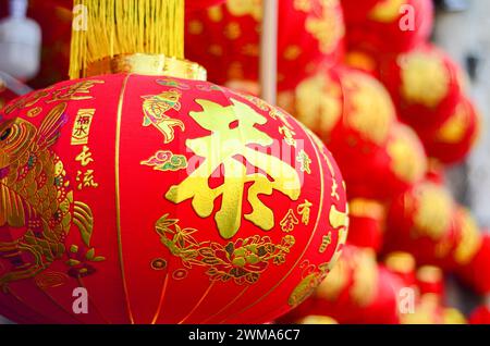 Die traditionellen chinesischen roten Laternen hängen vor dem Haus der Menschen zum Mondneujahr, Jiangmen, südchinesische Provinz Guangdong. Stockfoto