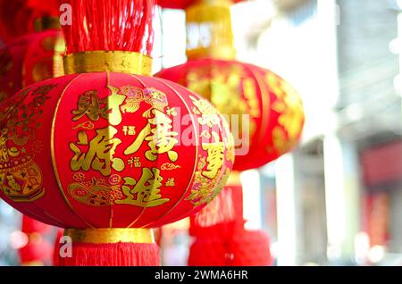 Die traditionellen chinesischen roten Laternen hängen vor dem Haus der Menschen zum Mondneujahr, Jiangmen, südchinesische Provinz Guangdong. Stockfoto