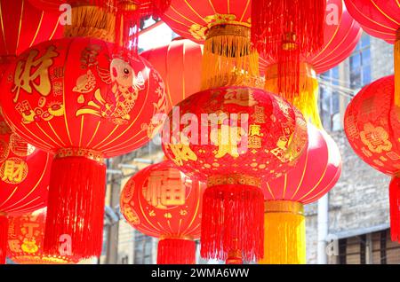 Die traditionellen chinesischen roten Laternen hängen vor dem Haus der Menschen zum Mondneujahr, Jiangmen, südchinesische Provinz Guangdong. Stockfoto