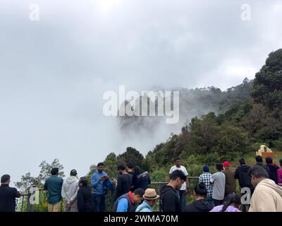 Kodaikanal, Tamil Nadu. Indien - 16. Dezember 2023: Touristen genießen den Pillar Rocks Aussichtspunkt, Kodaikanal. Stockfoto
