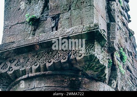 Jerpoint Abbey tipperary Irland antike Klosterskulpturen, die einzigartige Heilige und Ornamente darstellen, unregelmäßig, abgenutzt und verrottet, aber restauriert Stockfoto