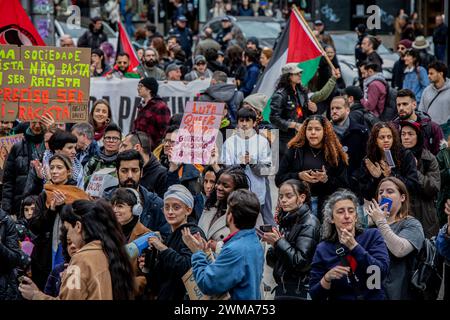 Porto, Portugal. Februar 2024. Demonstranten versammeln sich während der Demonstration. Menschen versammelten sich, um gegen Rassismus, Fremdenfeindlichkeit und die extreme Rechte in der Stadt Porto zu demonstrieren. Quelle: SOPA Images Limited/Alamy Live News Stockfoto