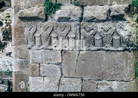 Jerpoint Abbey tipperary Irland antike Klosterskulpturen, die einzigartige Heilige und Ornamente darstellen, unregelmäßig, abgenutzt und verrottet, aber restauriert Stockfoto