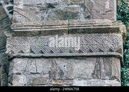 Jerpoint Abbey tipperary Irland antike Klosterskulpturen, die einzigartige Heilige und Ornamente darstellen, unregelmäßig, abgenutzt und verrottet, aber restauriert Stockfoto