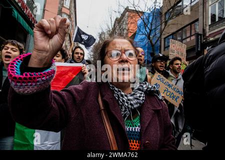 Porto, Portugal. Februar 2024. Ein Demonstrant singt Slogans und macht Gesten während der Demonstration. Menschen versammelten sich, um gegen Rassismus, Fremdenfeindlichkeit und die extreme Rechte in der Stadt Porto zu demonstrieren. Quelle: SOPA Images Limited/Alamy Live News Stockfoto