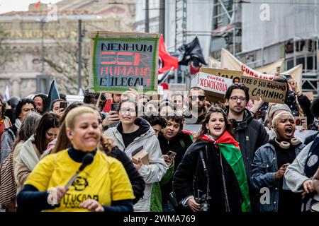 Porto, Portugal. Februar 2024. Die Demonstranten skandieren während der Demonstration Slogans. Menschen versammelten sich, um gegen Rassismus, Fremdenfeindlichkeit und die extreme Rechte in der Stadt Porto zu demonstrieren. Quelle: SOPA Images Limited/Alamy Live News Stockfoto