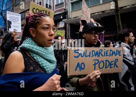Porto, Portugal. Februar 2024. Ein Demonstrant mit einem Plakat mit der Aufschrift „Solidarität mit Macht“ während der Demonstration. Menschen versammelten sich, um gegen Rassismus, Fremdenfeindlichkeit und die extreme Rechte in der Stadt Porto zu demonstrieren. Quelle: SOPA Images Limited/Alamy Live News Stockfoto