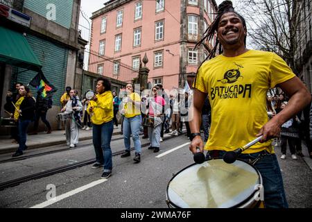 Porto, Portugal. Februar 2024. Die brasilianische Musikgruppe Batucada Radical nimmt an der Demonstration Teil. Menschen versammelten sich, um gegen Rassismus, Fremdenfeindlichkeit und die extreme Rechte in der Stadt Porto zu demonstrieren. Quelle: SOPA Images Limited/Alamy Live News Stockfoto