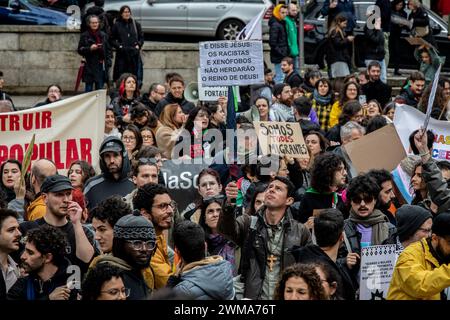 Porto, Portugal. Februar 2024. Demonstranten versammeln sich während der Demonstration. Menschen versammelten sich, um gegen Rassismus, Fremdenfeindlichkeit und die extreme Rechte in der Stadt Porto zu demonstrieren. Quelle: SOPA Images Limited/Alamy Live News Stockfoto