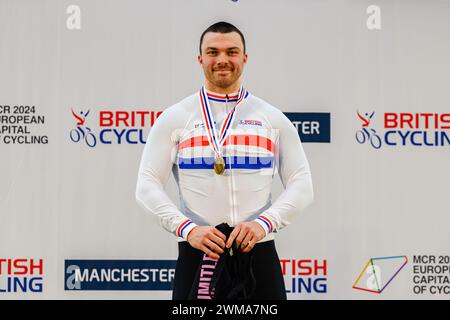 MANCHESTER, GROSSBRITANNIEN. Februar 24. Aaron Pope (1.), Niall Monks (2.) und Herry Hobbs (3.) bei der Medal-Zeremonie der Herren-TT-Endmedaillen bei Tag 2-Veranstaltungen während der British National Track Championships 2024 im National Cycling Centre am Samstag, den 24. Februar 2024 in MANCHESTER, GROSSBRITANNIEN. Quelle: Taka G Wu/Alamy Live News Stockfoto