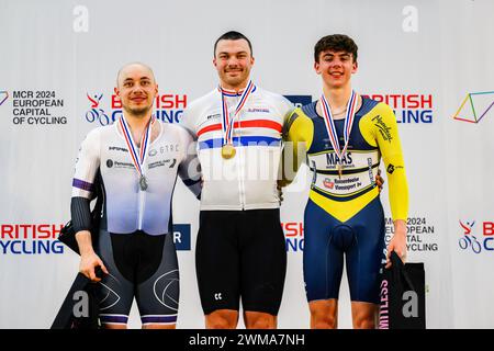 MANCHESTER, GROSSBRITANNIEN. Februar 24. Aaron Pope (1.), Niall Monks (2.) und Henry Hobbs (3.) bei der Medal-Zeremonie der Herren-TT-Endmedaillen bei Tag 2 der British National Track Championships 2024 im National Cycling Centre am Samstag, den 24. Februar 2024 in MANCHESTER, GROSSBRITANNIEN. Quelle: Taka G Wu/Alamy Live News Stockfoto