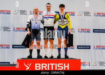 MANCHESTER, GROSSBRITANNIEN. Februar 24. Aaron Pope (1.), Niall Monks (2.) und Henry Hobbs (3.) bei der Medal-Zeremonie der Herren-TT-Endmedaillen bei Tag 2 der British National Track Championships 2024 im National Cycling Centre am Samstag, den 24. Februar 2024 in MANCHESTER, GROSSBRITANNIEN. Quelle: Taka G Wu/Alamy Live News Stockfoto