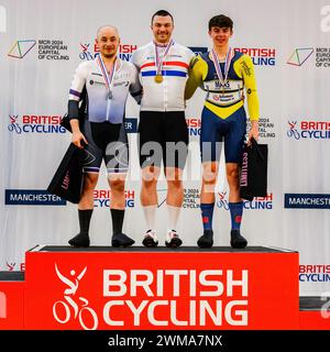 MANCHESTER, GROSSBRITANNIEN. Februar 24. Aaron Pope (1.), Niall Monks (2.) und Henry Hobbs (3.) bei der Medal-Zeremonie der Herren-TT-Endmedaillen bei Tag 2 der British National Track Championships 2024 im National Cycling Centre am Samstag, den 24. Februar 2024 in MANCHESTER, GROSSBRITANNIEN. Quelle: Taka G Wu/Alamy Live News Stockfoto