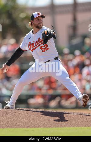 Sarasota FL USA; Baltimore Orioles Relief Pitcher Jonathan Heasley (52) liefert einen Platz während eines MLB-Frühjahrstrainings gegen die Boston Red Sox Stockfoto