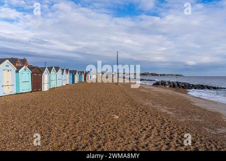 Felixstowe, Suffolk, England, Großbritannien - 22. November 2022: Blick auf die Strandhütten an der Promenade Stockfoto