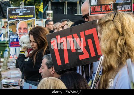 Tel Aviv, Israel, 24. Februar 2024 Familien der Geiseln nehmen an diesem Samstag an der Sabbat-Zeremonie auf dem Geiselplatz Teil Stockfoto