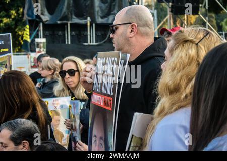 Tel Aviv, Israel, 24. Februar 2024 Familien der Geiseln nehmen an diesem Samstag an der Sabbat-Zeremonie auf dem Geiselplatz Teil Stockfoto