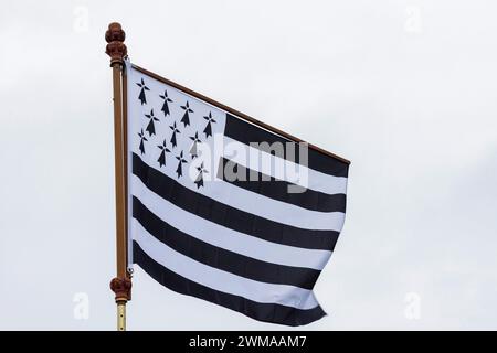 Flagge der Bretagne, auch bekannt als Gwenn ha du, weht im Wind, Bretagne, Frankreich Stockfoto