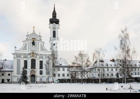 Schneebedeckte Barockkirche im Winter, Marienmünster, Diessen, Ammersee, Fuenfseenland, Pfaffenwinkel, Oberbayern, Bayern, Deutschland Stockfoto