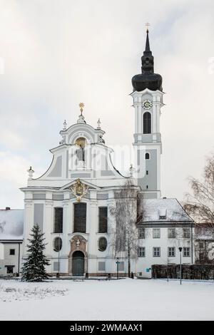 Schneebedeckte Barockkirche im Winter, Marienmünster, Diessen, Ammersee, Fuenfseenland, Pfaffenwinkel, Oberbayern, Bayern, Deutschland Stockfoto