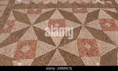 Bodenmosaik mit geometrischen Mustern in unaufdringlichen Farben, archäologische Stätte, das antike Messene, die Hauptstadt von Messinien, Messini, Peloponnes, Griechenland Stockfoto