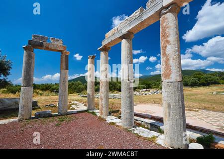 Historische Säulenruinen vor einem sonnigen Himmel in Griechenland, Stoa der Agora, archäologische Stätte, altes Messene, Hauptstadt Messiniens, Messini Stockfoto