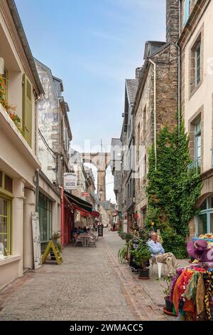 Gasse in der Altstadt von Morlaix, im Hintergrund das Eisenbahnviadukt, Morlaix, Departements Finistere, Bretagne, Frankreich Stockfoto