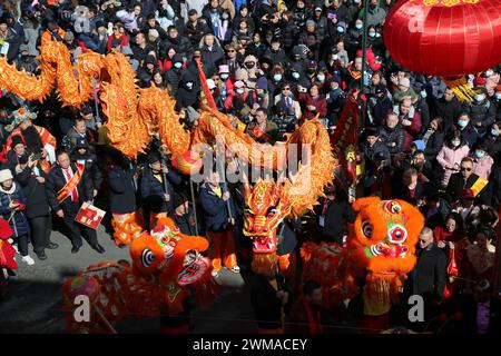 New York, USA. Februar 2024. Während einer Lantern Festival Parade am 24. Februar 2024 in New York, USA, werden Drachen- und Löwentanze aufgeführt. ZU „Roundup: New Yorkers Wende die Lunar New Year Celebrations mit großen Paraden ab“ Credit: Liu Yanan/Xinhua/Alamy Live News Stockfoto