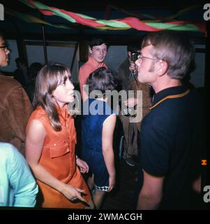 DEU, Deutschland, Dortmund: Persönlichkeiten aus Politik, Wirtschaft und Kultur aus den Jahren 1965-90 Ruhrgebiet. Jugendliche tanzen ca. 1971-5 Stockfoto
