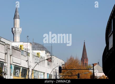 Ein Kirchturm und das Minarett der Mevlana-Moschee im Berliner Stadtteil Kreuzberg, 12. Oktober 2018 Stockfoto