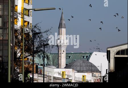 Tauben fliegen am 12. Oktober 2018 im Minarett der Mevlana-Moschee im Berliner Stadtteil Kreuzberg Stockfoto