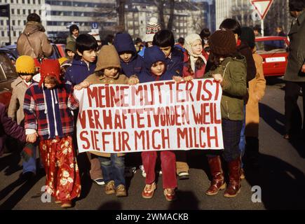 DEU, Deutschland, Dortmund: Persönlichkeiten aus Politik, Wirtschaft und Kultur aus den Jahren 1965-90 Dortmund. Migrantinnen und Migranten zeigen CA. 1980 Stockfoto