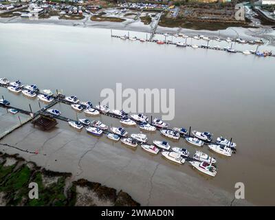 Aus der Vogelperspektive auf Booten, die auf dem Fluss Medway in Rochester Kent vertäut sind Stockfoto