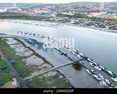 Aus der Vogelperspektive auf Booten, die auf dem Fluss Medway in Rochester Kent vertäut sind Stockfoto